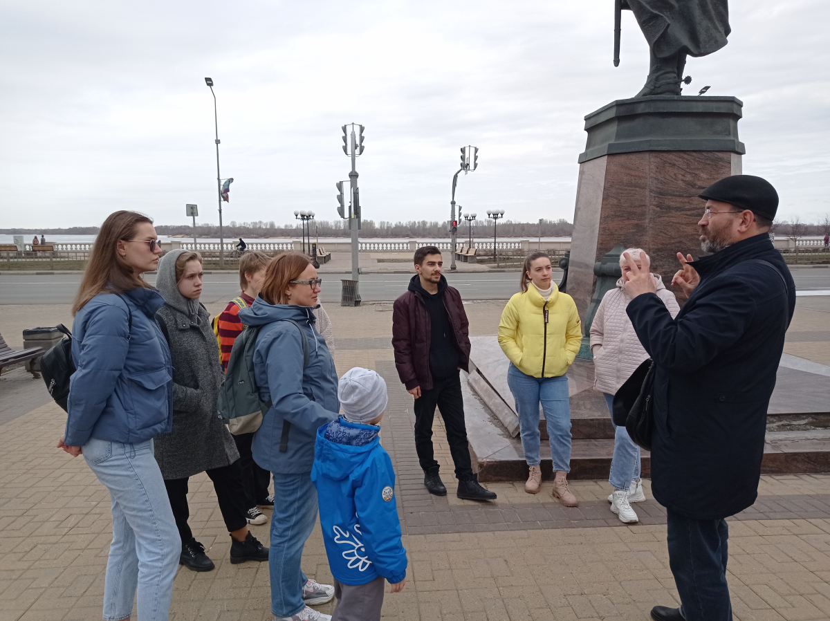 Экскурсию по улице Рождественской провел для студентов и преподавателей  НГЛУ известный нижегородский экскурсовод Евгений Павлов