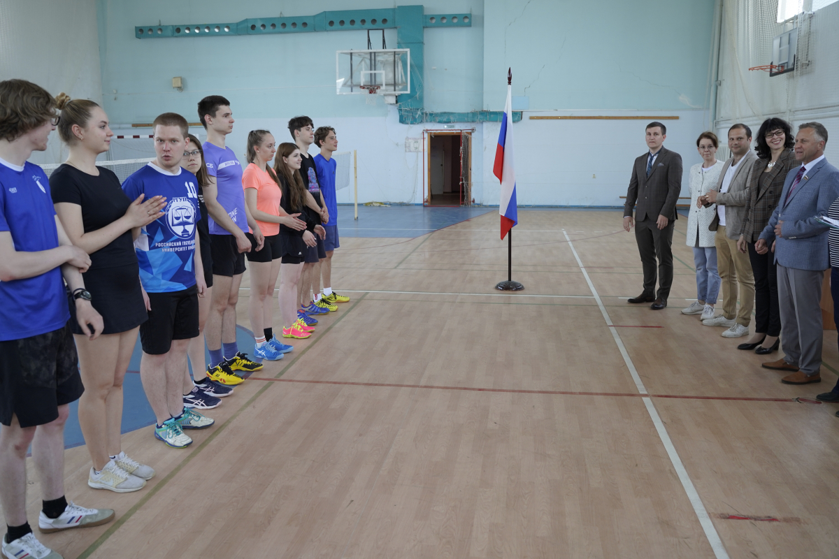 В НГЛУ депутат Законодательного собрания Нижегородской области Андрей  Тарасов наградил победителей межвузовского турнира по бадминтону